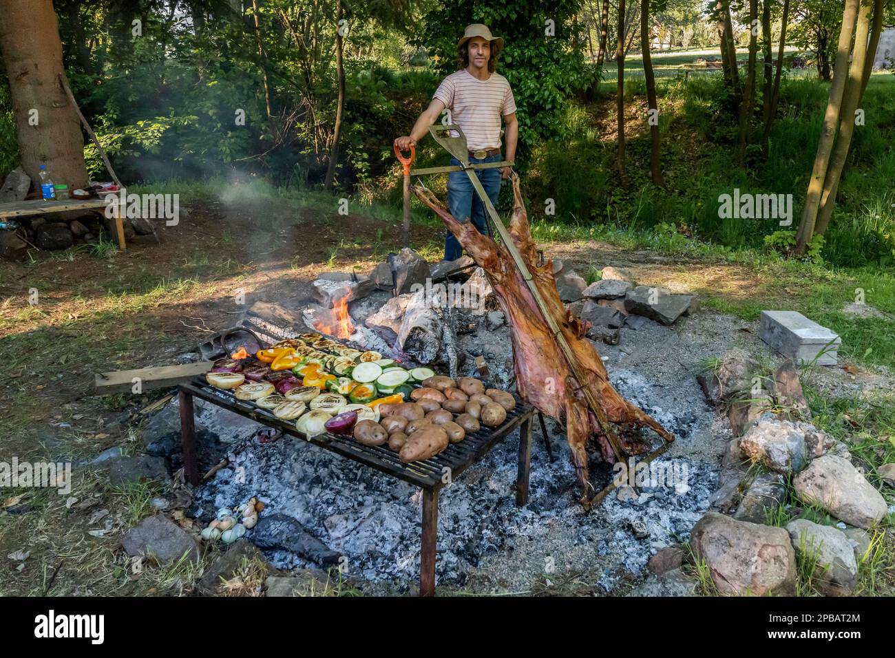 Lamm- und Gemüsebraten in einer Feuerstelle, Patagonia House, Coyhaique, Patagonien Stockfoto