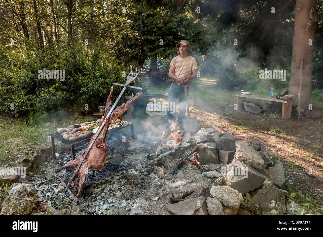 Lammbraten über einem offenen Feuer, Patagonia House, Coyhaique, Patagonia Stockfoto