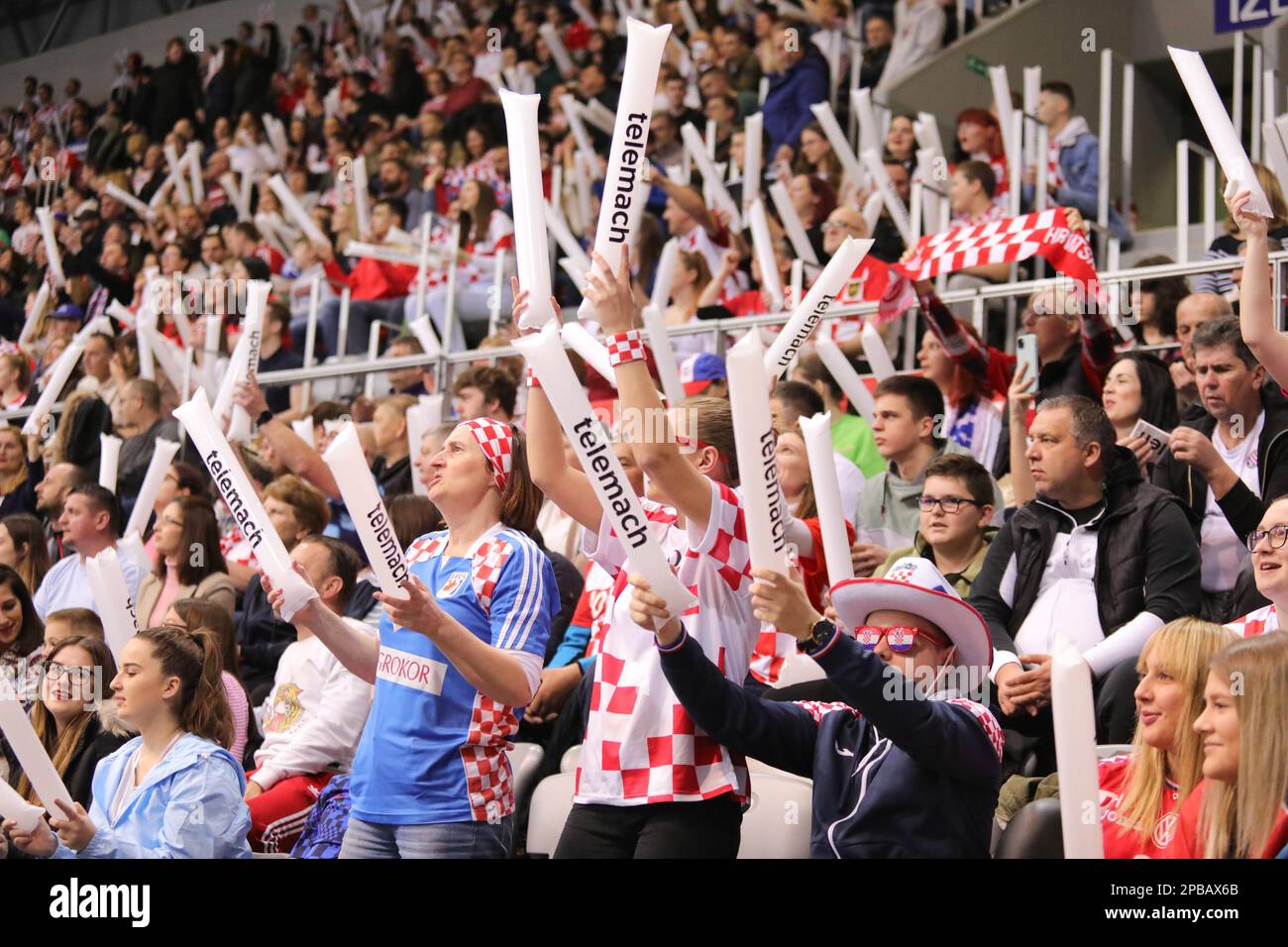 Fans jubeln auf den Tribünen während des EHF EURO 2024 Qualifikationsspiels zwischen Kroatien und den Niederlanden in der Gradski Vrt Sports Hall in Osijek, Kroatien am 12. März 2023. Foto: Dubravka Petric/PIXSELL Stockfoto