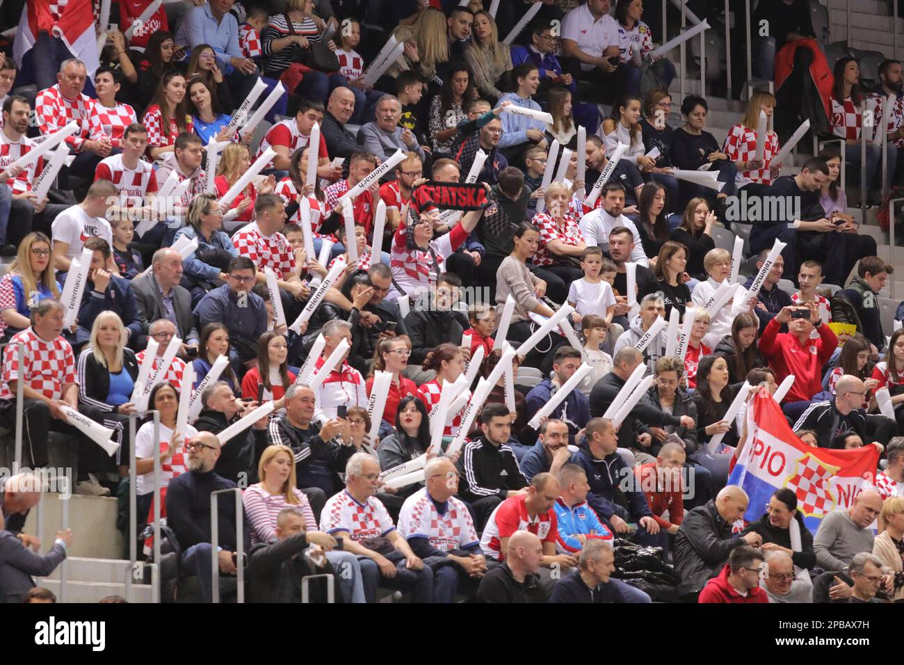 Fans jubeln auf den Tribünen während des EHF EURO 2024 Qualifikationsspiels zwischen Kroatien und den Niederlanden in der Gradski Vrt Sports Hall in Osijek, Kroatien am 12. März 2023. Foto: Dubravka Petric/PIXSELL Stockfoto