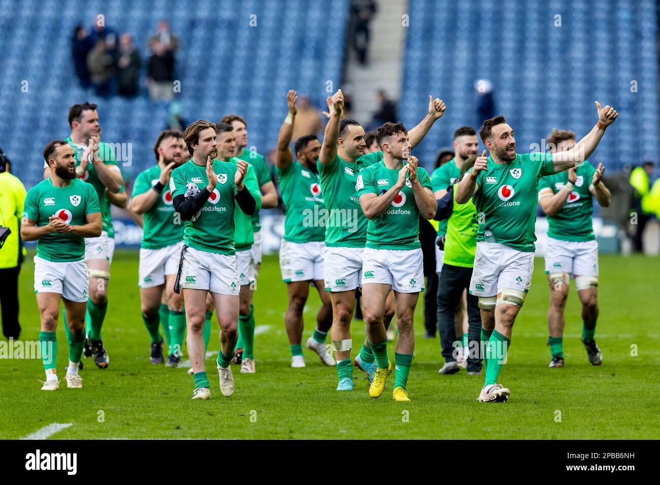 12. März 2023; Murrayfield Stadium, Edinburgh, Schottland: Six Nations International Rugby, Schottland gegen Irland; das irische Team spielt nach dem Spiel eine Ehrenrunde Stockfoto