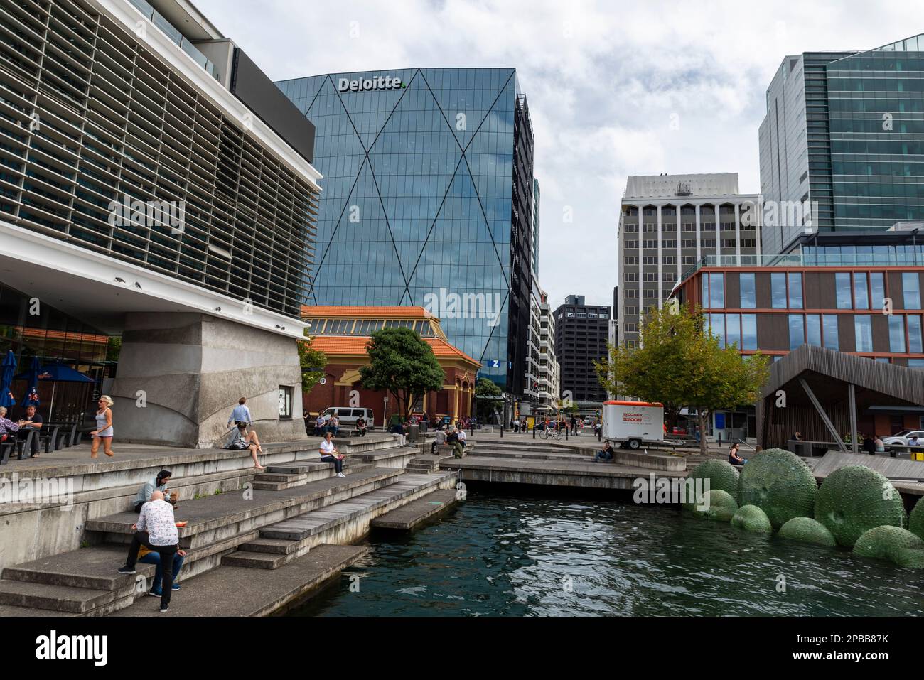 Wellington Central, Wellingtons Finanzviertel, Neuseeland. Büros in Deloitte mit Blick auf den Waterfront Walk und die Hafengegenden. Stockfoto