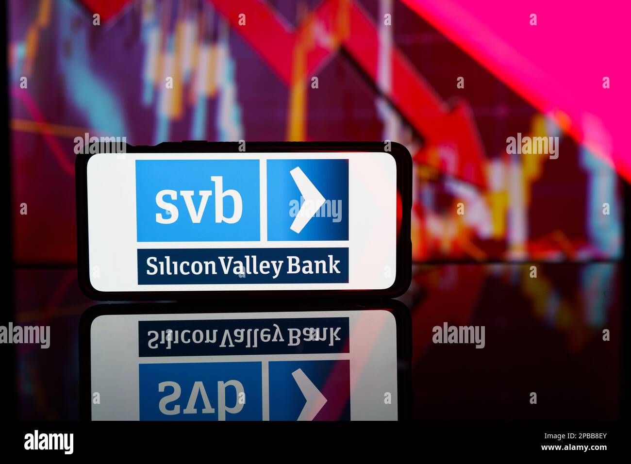 Kaunas, Litauen - 2023. März 12: Silicon Valley Bank-Logo auf rotem Hintergrund. Zusammenbruch der Silicon Valley Bank. Bankrott. Hochwertiges Foto Stockfoto