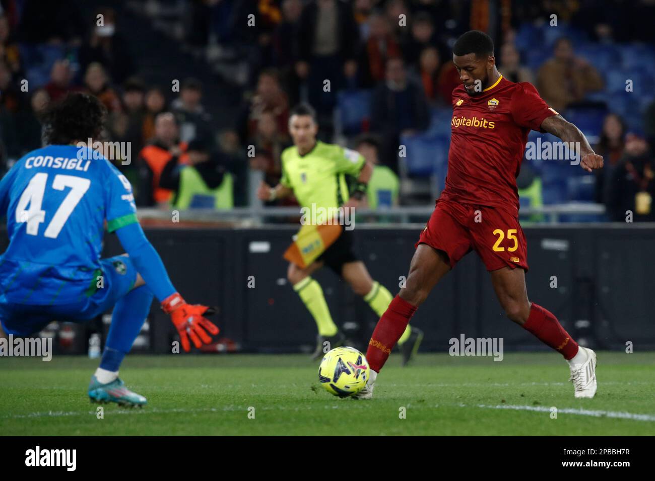 Rom, Italien. 12. März 2023. Georginio Wijnaldum, rechts von AS Roma, tritt ein und trifft, während Andrea Consigli, Torhüterin von Sassuolo, versucht, ihn beim Fußballspiel der Serie A zwischen Roma und Sassuolo im Olympiastadion in Rom, Rom, Italien, am 12. März 2023 zu stoppen. Sassuolo besiegte Roma 4-3. Kredit: Riccardo De Luca - Update Images/Alamy Live News Stockfoto