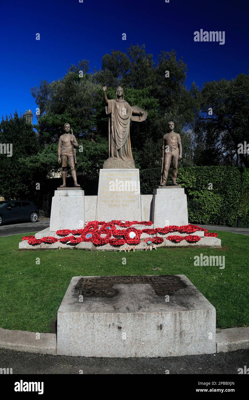 Kriegsdenkmal mit Figuren mit Mohnkränzen. cathedral School. 1. Und 2. Weltkrieg, Llandaff, Cardiff. März 2023, Stockfoto