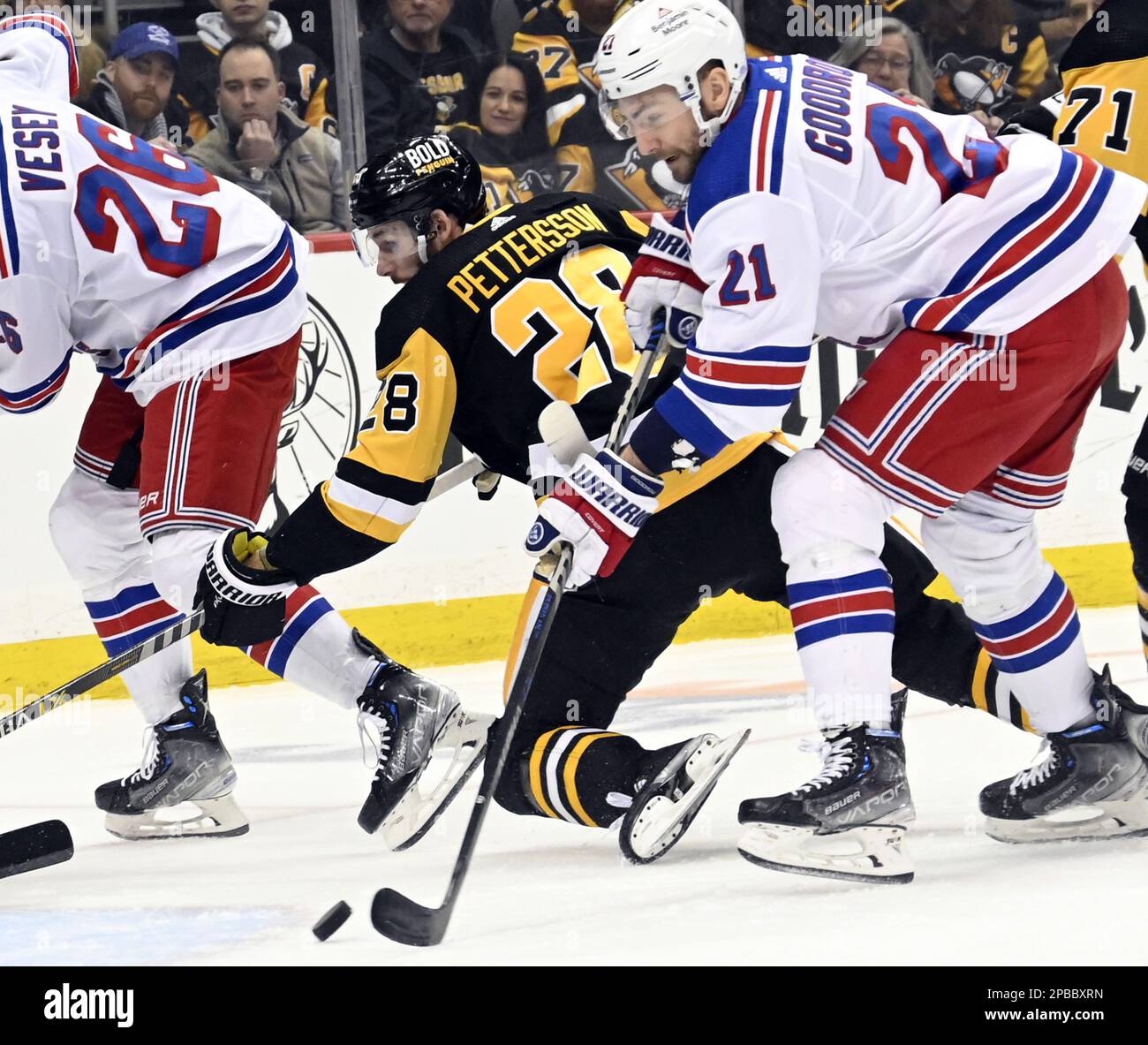 Pittsburgh, Usa. 12. März 2023. Das New York Rangers Center Barclay Goodrow (21) schießt und schießt in der ersten Periode gegen die Pittsburgh Penguins in der PPG Paints Arena in Pittsburgh am Sonntag, den 12. März 2023. Foto: Archie Carpenter/UPI Credit: UPI/Alamy Live News Stockfoto
