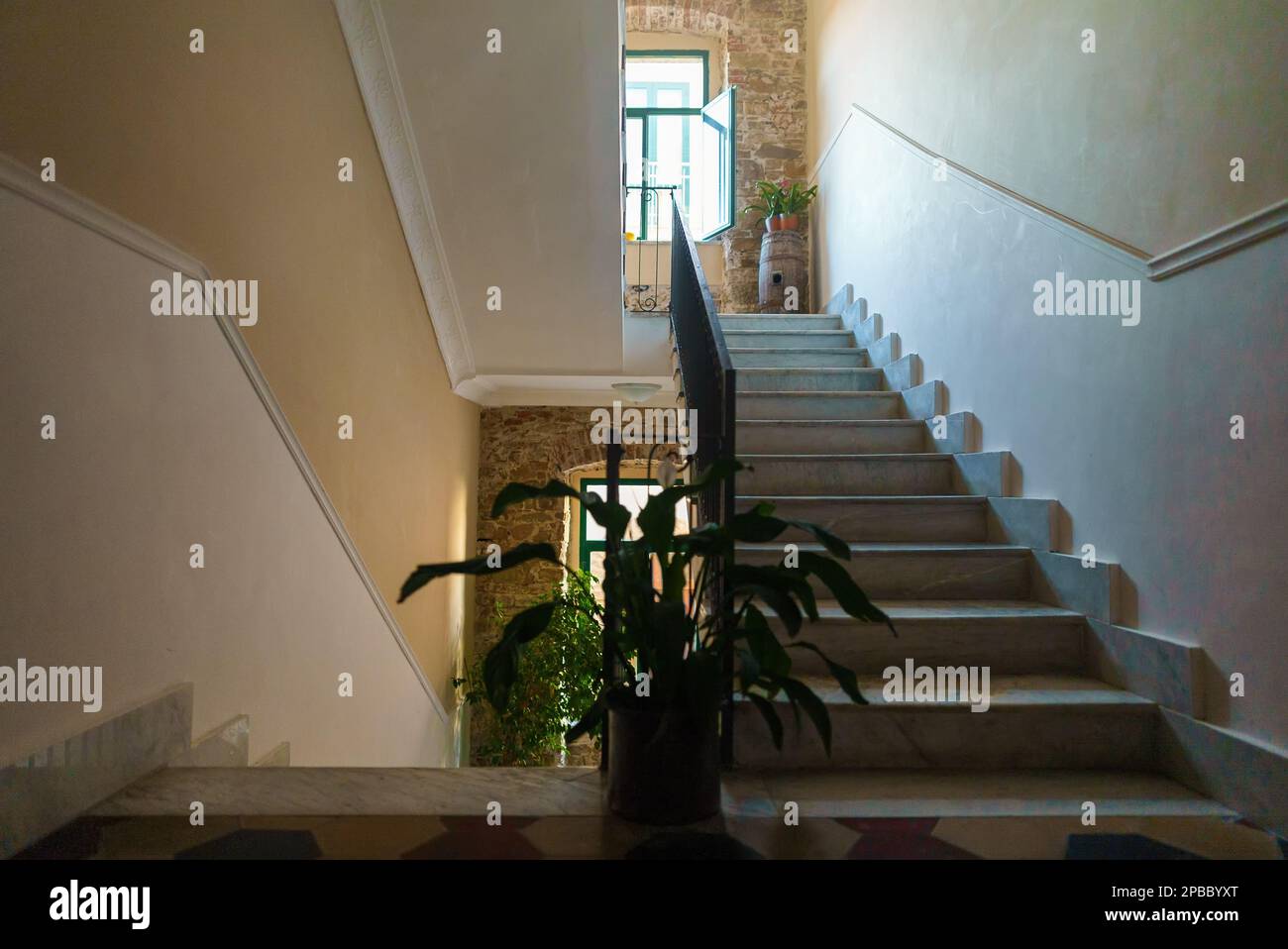 Treppe im Innenbereich mit Marmorboden. Veranda im Gebäude. Stockfoto