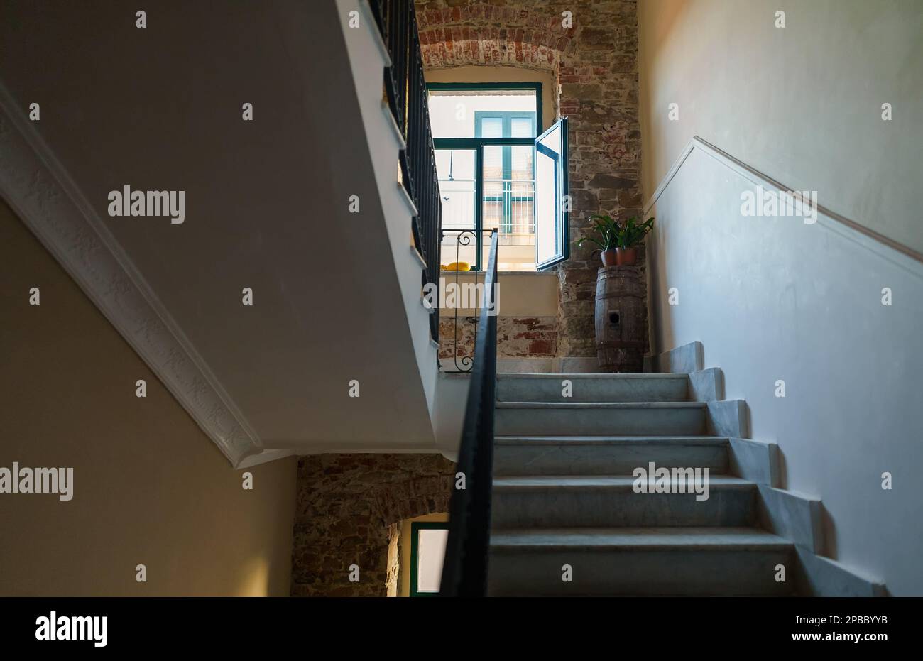 Treppe im Innenbereich mit Marmorboden. Veranda im Gebäude. Stockfoto