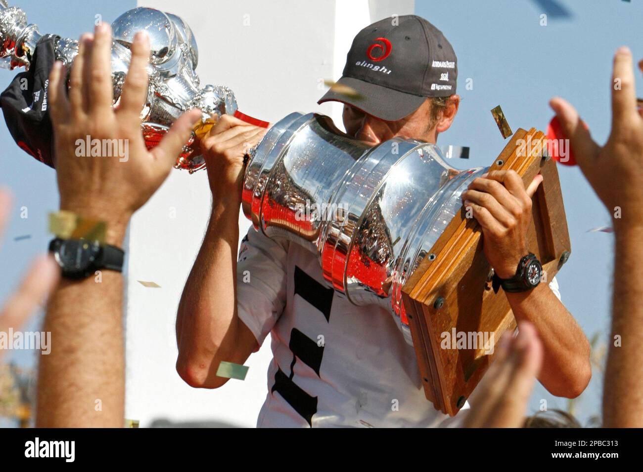 Swiss Alinghi defender team owner and president Ernesto Bertarelli, kisses the America's Cup trophy, just after Alinghi won the seventh match race against New Zealand's challenger yacht Emirates Team New Zealand, NZL 92, during the 32nd America's Cup, in Valencia, eastern Spain, Tuesday, July 3, 2007. (KEYSTONE/POOL/Laurent Gillieron) EDITORIAL USE ONLY Stockfoto