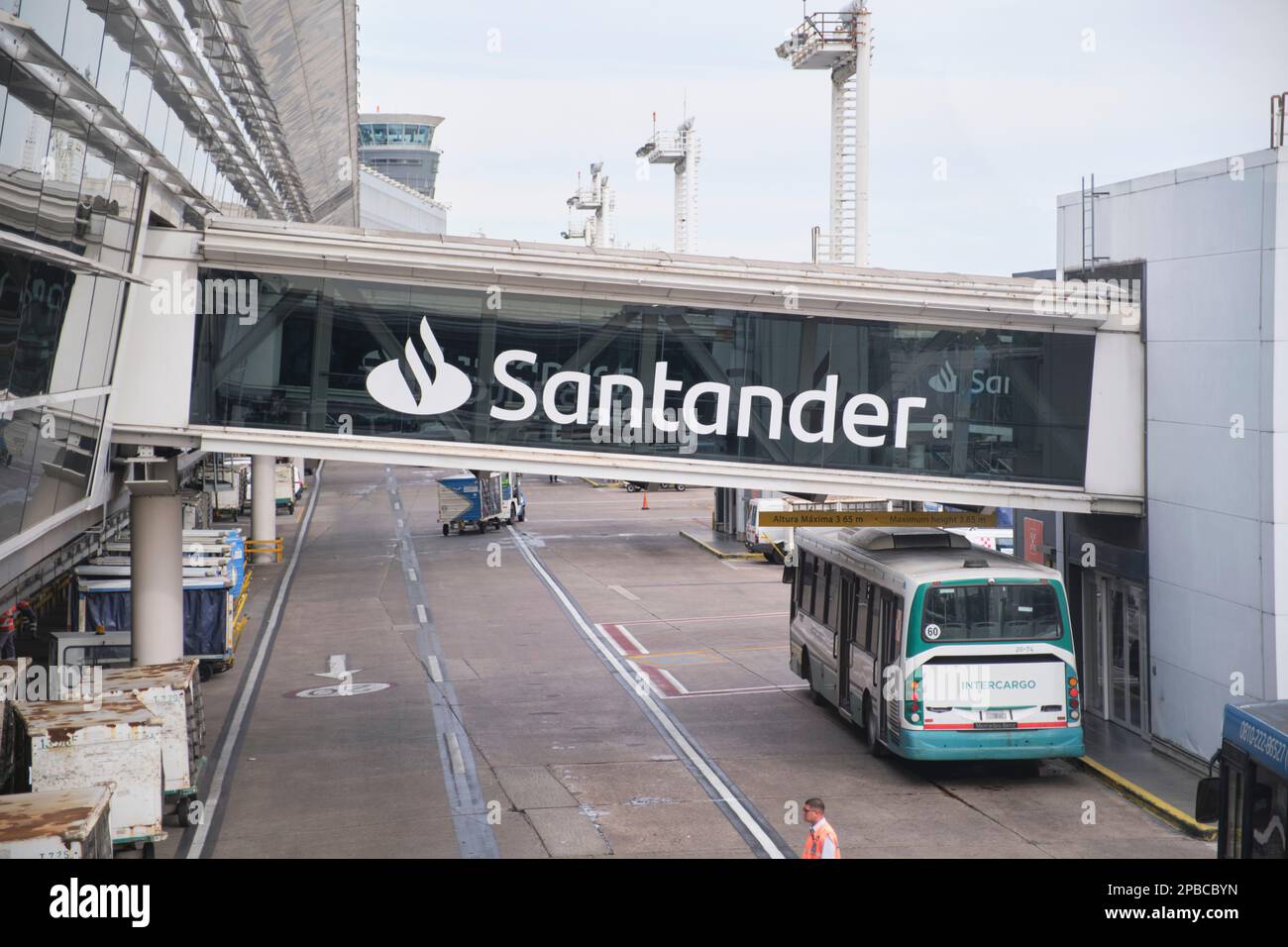 Buenos Aires, Argentinien, 18. November 2022: Jorge Newbery International Airport Szene, Brückentunnel des Boarding Area mit Santander Bank Werbung Stockfoto Buenos Aires, Argentinien, 18. November 2022: Jorge Newbery International Airport Szene, Brückentunnel des Boarding Area mit Santander Bank Werbung Stockfoto