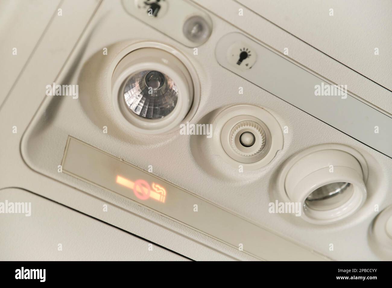 Klimaanlage in der flugzeugdecke -Fotos und -Bildmaterial in hoher  Auflösung – Alamy
