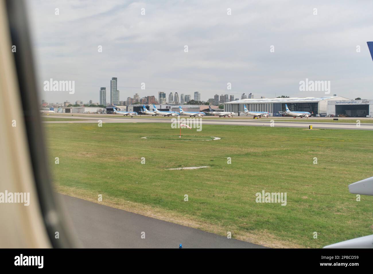 Buenos Aires, Argentinien, 18. November 2022: Blick aus einem Fenster eines Boeing 737-700-Jets von Aerolineas Argentinas, während er die Landebahn hinunterfährt Stockfoto