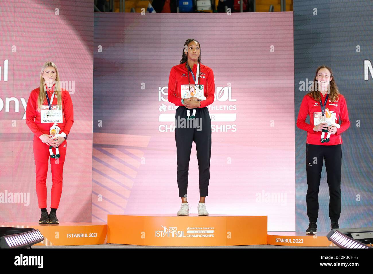 ISTANBUL, TÜRKEI - MÄRZ 04: Nafissatou Thiam aus Belgien, Adrianna Sulek aus Polen, Noor Vidts aus Belgien, die während der Medaillenverleihung des Frauen-Pentathlons während der Europameisterschaft für Leichtathletik in der Halle – Tag 2 am 4. März 2023 in Istanbul, Türkei, mit einer Medaille posierten. (Foto: Nikola Krstic/MB Media/Getty Images) Stockfoto