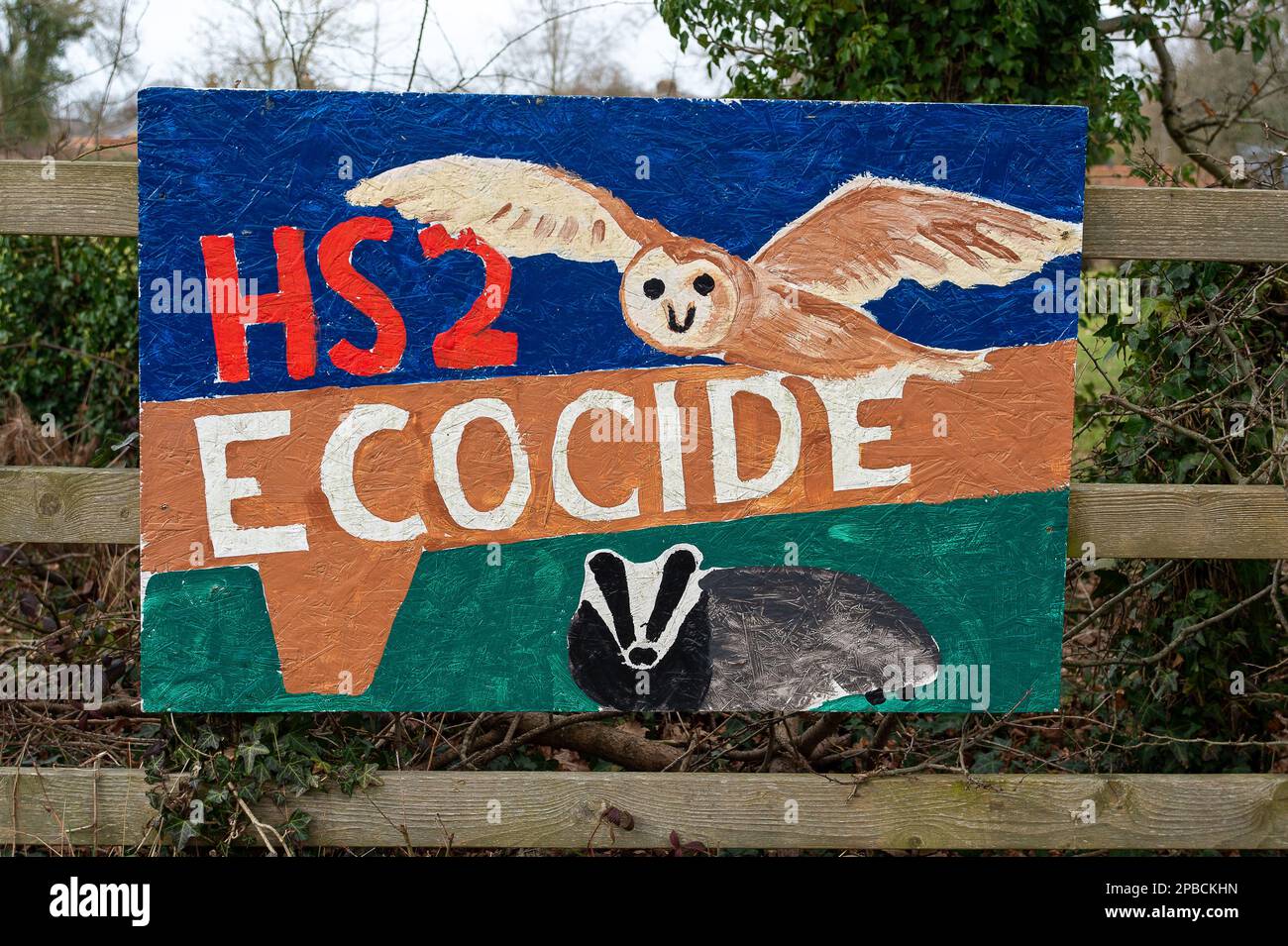 Wendover Dean, Buckinghamshire, Großbritannien. 12. März 2023. HS2 Ecocide-Kunstwerke in Wendover Dean. Die Bauarbeiten an der Hochgeschwindigkeitsbahn 2 Phase 1 werden fortgesetzt, doch wurde diese Woche angekündigt, dass die Phase von Birmingham nach Crewe der HS2 aufgrund steigender Kosten ausgesetzt wurde. Die derzeitigen Kosten des Projekts liegen erheblich über dem Budget und werden voraussichtlich 100 Milliarden Pfund übersteigen. HS2 hat enorme negative Auswirkungen auf die Bewohner dieser Linie, von denen einige ihre Häuser abgerissen haben und die Bauern bis HS2 ihr Land genommen haben, die aber angeblich noch keine c erhalten haben Stockfoto