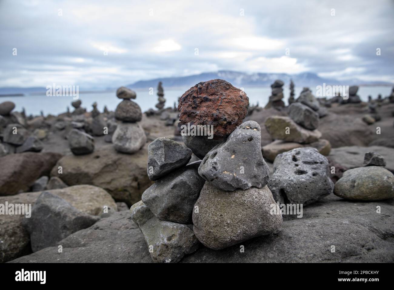 Die gestapelten Felsenküsten von Reykjavík, Island Stockfoto
