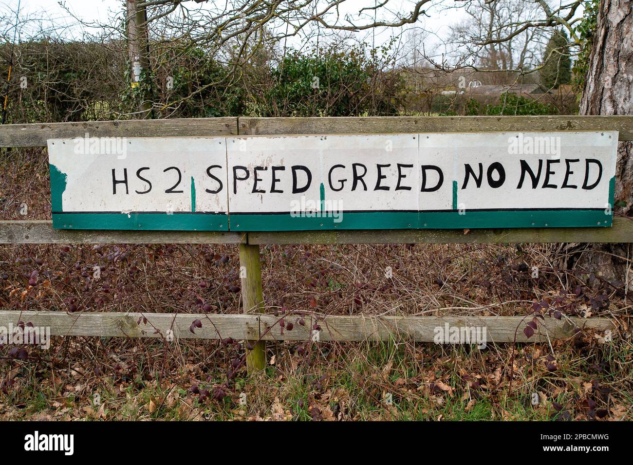 Wendover Dean, Buckinghamshire, Großbritannien. 12. März 2023. Anti-HS2-Schilder in Wendover Dean. Die Bauarbeiten an der Hochgeschwindigkeitsbahn 2 Phase 1 werden fortgesetzt, doch wurde diese Woche angekündigt, dass die Phase von Birmingham nach Crewe der HS2 aufgrund steigender Kosten ausgesetzt wurde. Die derzeitigen Kosten des Projekts liegen erheblich über dem Budget und werden voraussichtlich 100 Milliarden Pfund übersteigen. HS2 hat enorme negative Auswirkungen auf die Bewohner dieser Linie, von denen einige ihre Häuser abgerissen haben und die Bauern bis HS2 ihr Land genommen haben, die aber angeblich noch keine Gegenleistung erhalten haben Stockfoto