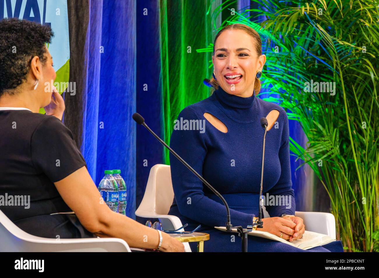 NEW ORLEANS, LA, USA - 10. MÄRZ 2023: Sharon Epperson interviewt Michelle Miller von CBS News beim New Orleans Book Festival an der Tulane University Stockfoto