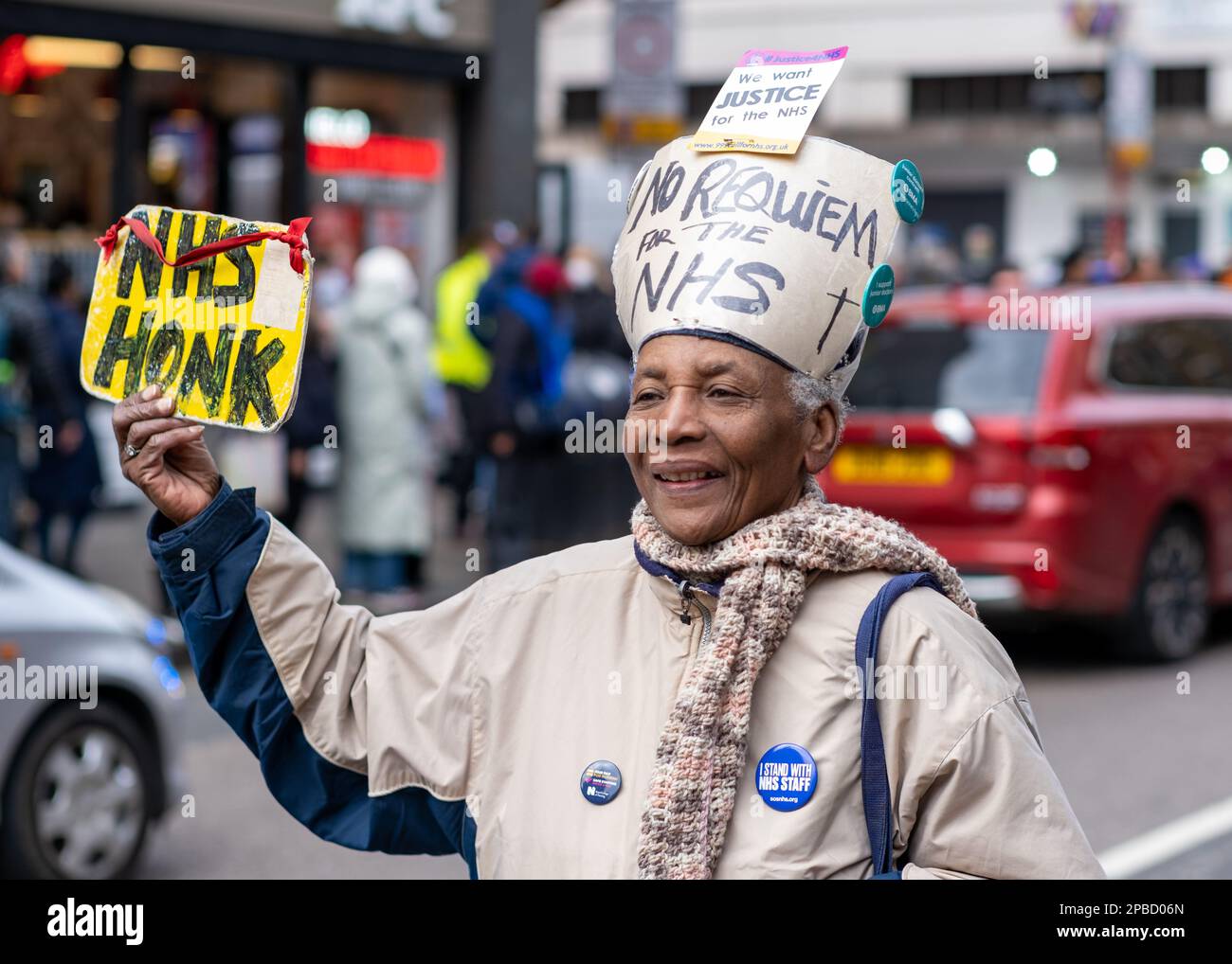 Woman with NHS Honk Banner Leads NHS Protest March through Central London, in Support of Health Service Strikes, März 11. 2023, London, UK, England. Stockfoto