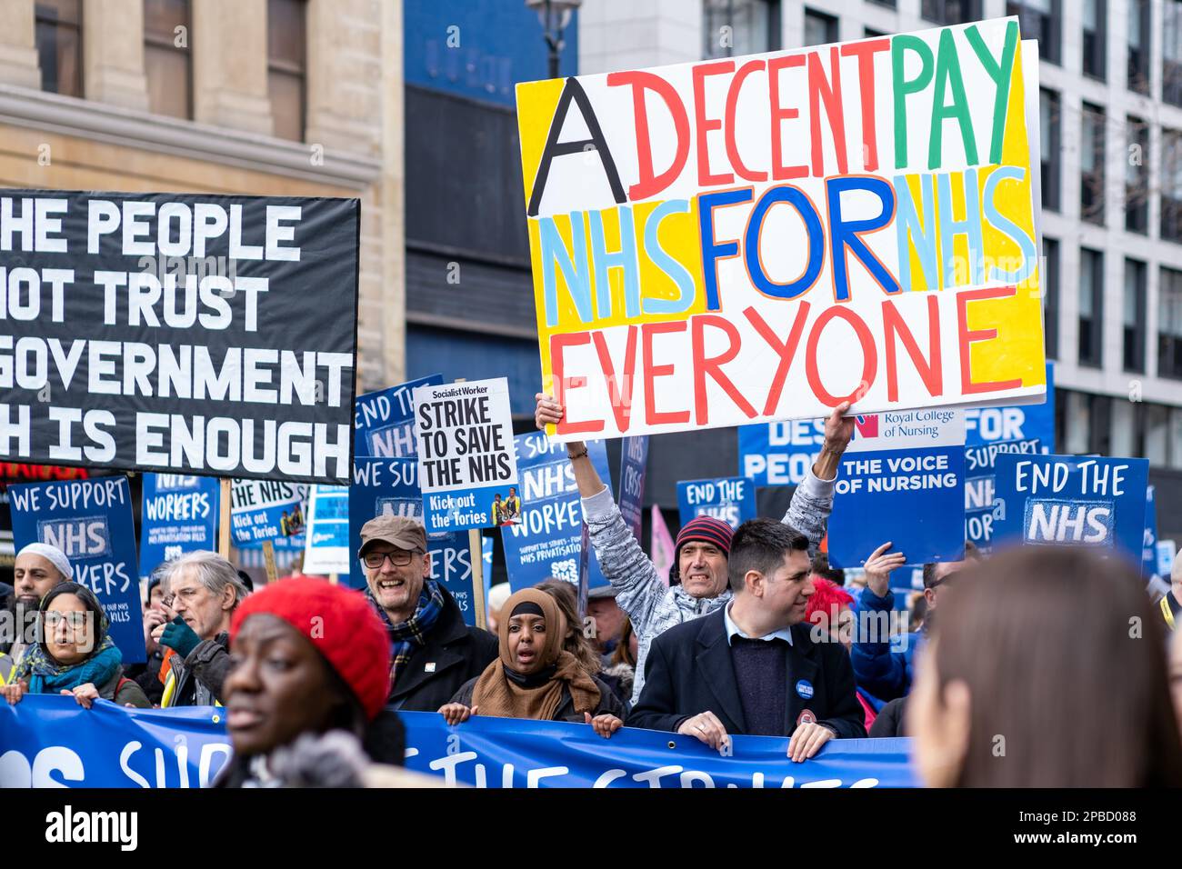 NHS-Arbeiter marschieren durch Central London, um gegen die Regierung in einem Lohnstreit zu protestieren - März 11. 2023. England, Großbritannien, Aktivismus. Stockfoto NHS-Arbeiter marschieren durch Central London, um gegen die Regierung in einem Lohnstreit zu protestieren - März 11. 2023. England, Großbritannien, Aktivismus. Stockfoto