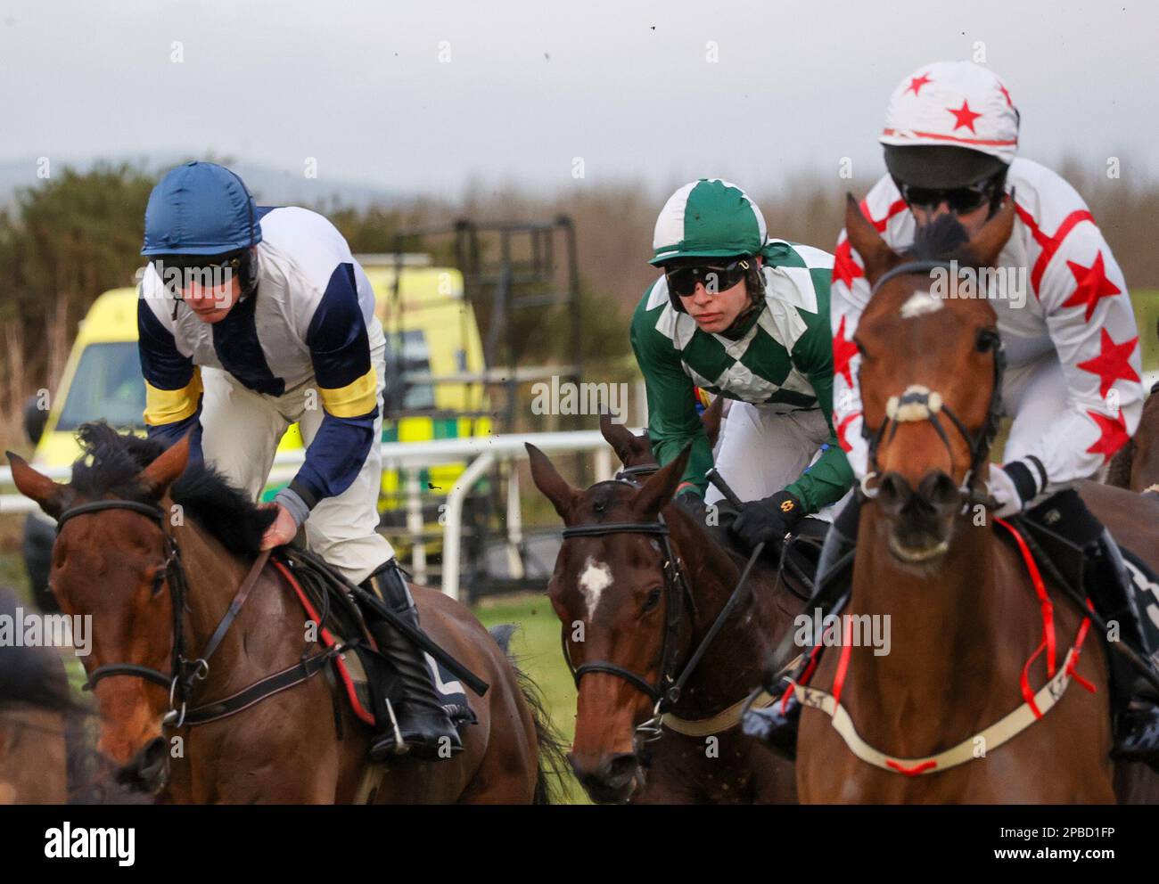 2023 Down Royal Racecourse Lisburn Nordirland. 24. Januar 2023, Aspall Handicap Chase. (Von links nach rechts) Rennpferd Kings Halo (2) geritten von Jockey Phillip Enright und trainiert von James Daniel Dullea, Rennpferd Aodhan May (5) geritten von Jockey Philip Byrnes und trainiert von C Byrnes, und Rennpferd Four Horsemen (3) geritten von Jockey J C. Barry und trainiert von Karl Thornton. Stockfoto