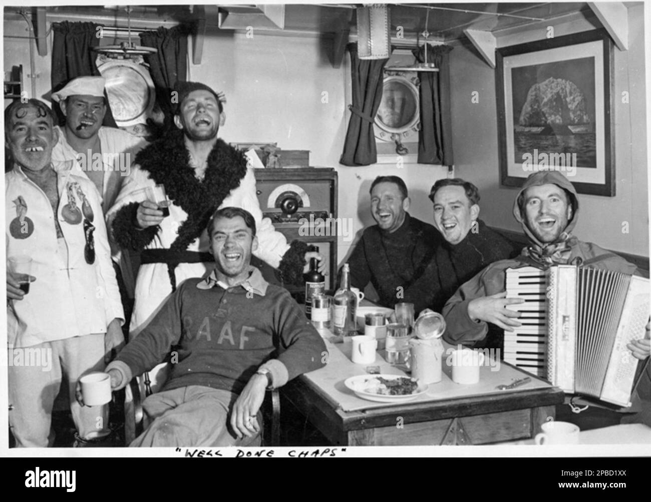 Crewmen auf der HMAS Wyatt Earp feiern die Überquerung des Polarkreises um 1948 Stockfoto