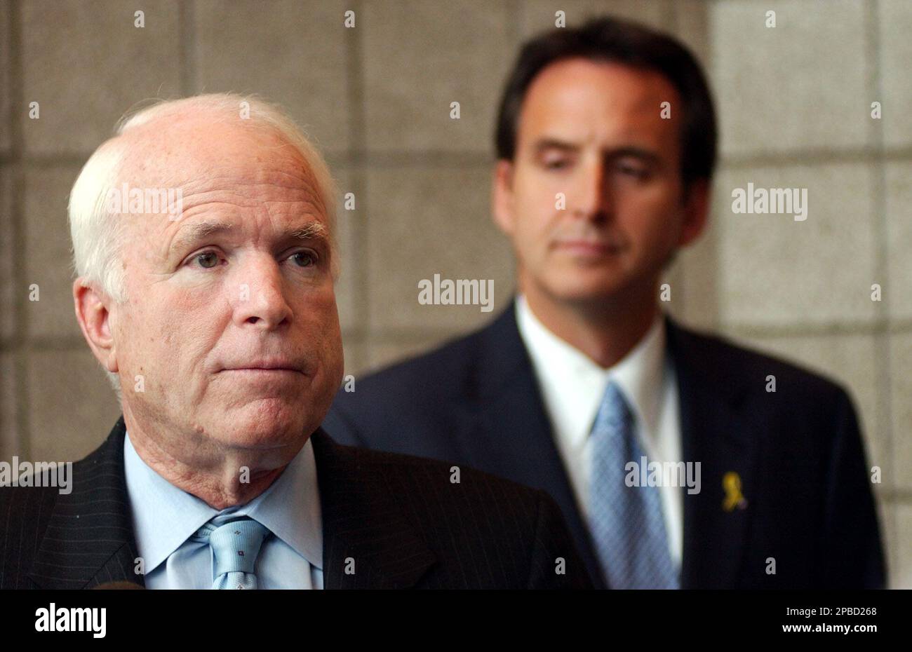 Republican presidential candidate Sen. John McCain, R-Ariz., left, speaks at a news conference as Minnesota Gov. Tim Pawlenty looks on in St. Paul, Minn., Thursday, June 21, 2007. McCain is in Minnesota for a private fundraiser. (AP Photo Craig Lassig) Stockfoto
