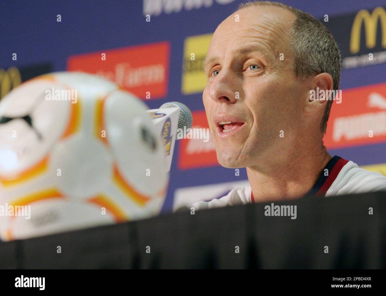 US Head Coach, Bob Bradley, discusses the team's chances of winning the 2007 Gold Cup during a news conference at Soldier Field in Chicago, Wednesday, June 20, 2007. (AP Photo/ Stacie Freudenberg) Stockfoto