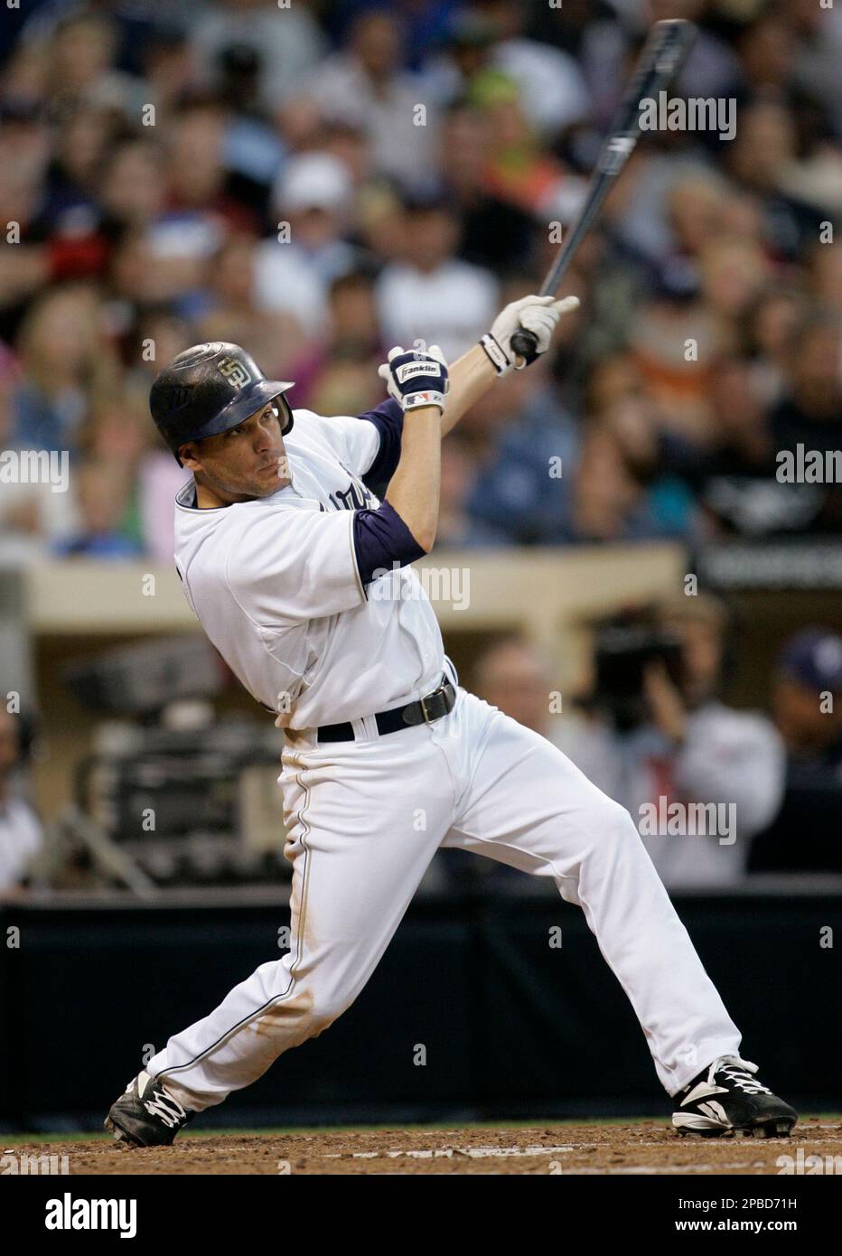 San Diego Padres' Marcus Giles eyes his three-run homer as it heads toward the right field corner in the second inning against the Baltimore Orioles in San Diego Tuesday, June 19, 2007. (AP Photo/Lenny Ignelzi) Stockfoto
