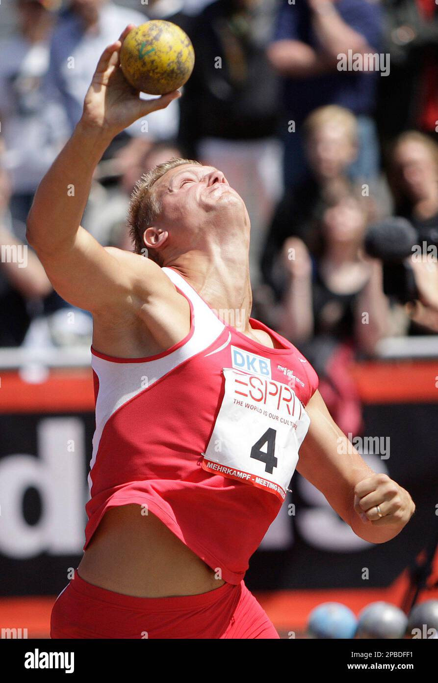 Der deutsche Zehnkaempfer Pascal Behrenbruch wirft die Kugel beim