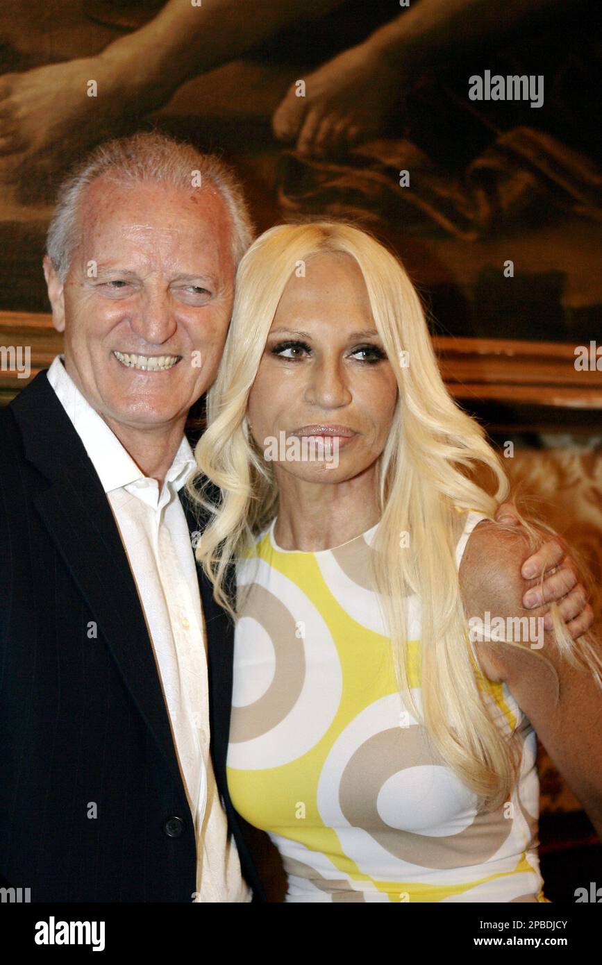 Donatella and Santo Versace pose during a press conference in Milan, Italy, Friday, June 15, 2007, to present a series of initiatives on occasion of the tenth anniversary of the death of Italian stylist Gianni Versace, who was killed in Miami on July 15, 1997. (AP Photo/Luca Bruno) Stockfoto
