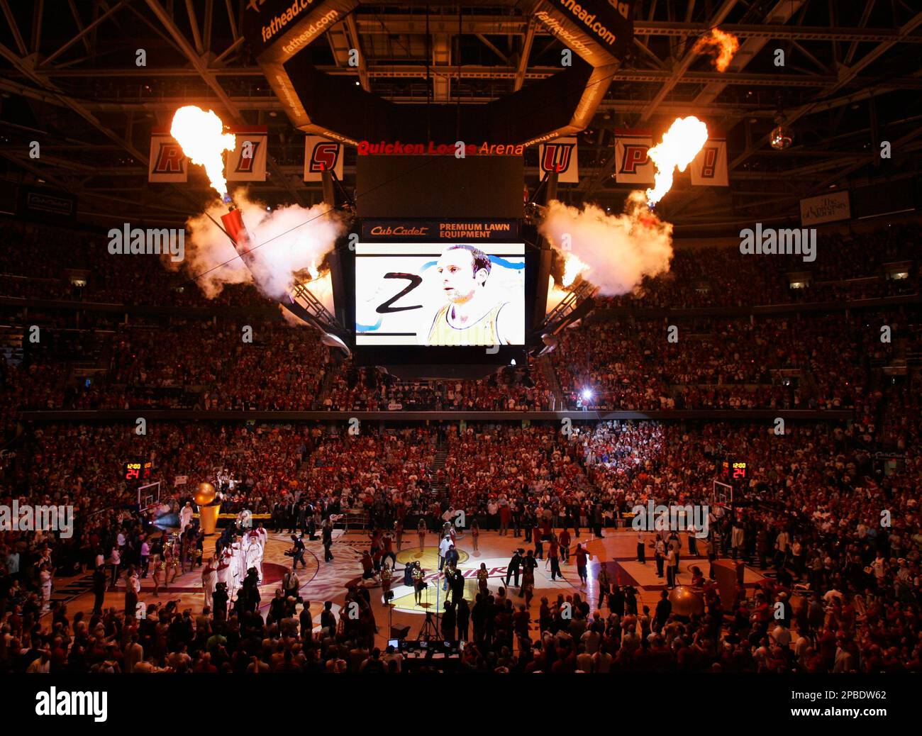 Flames shoot from the scoreboard at Quicken Loans Arena in Cleveland during player introductions before Game 3 of the NBA basketball finals between the San Antonio Spurs and Cleveland Cavaliers Tuesday, June 12, 2007. (AP Photo/Amy Sancetta) Stockfoto