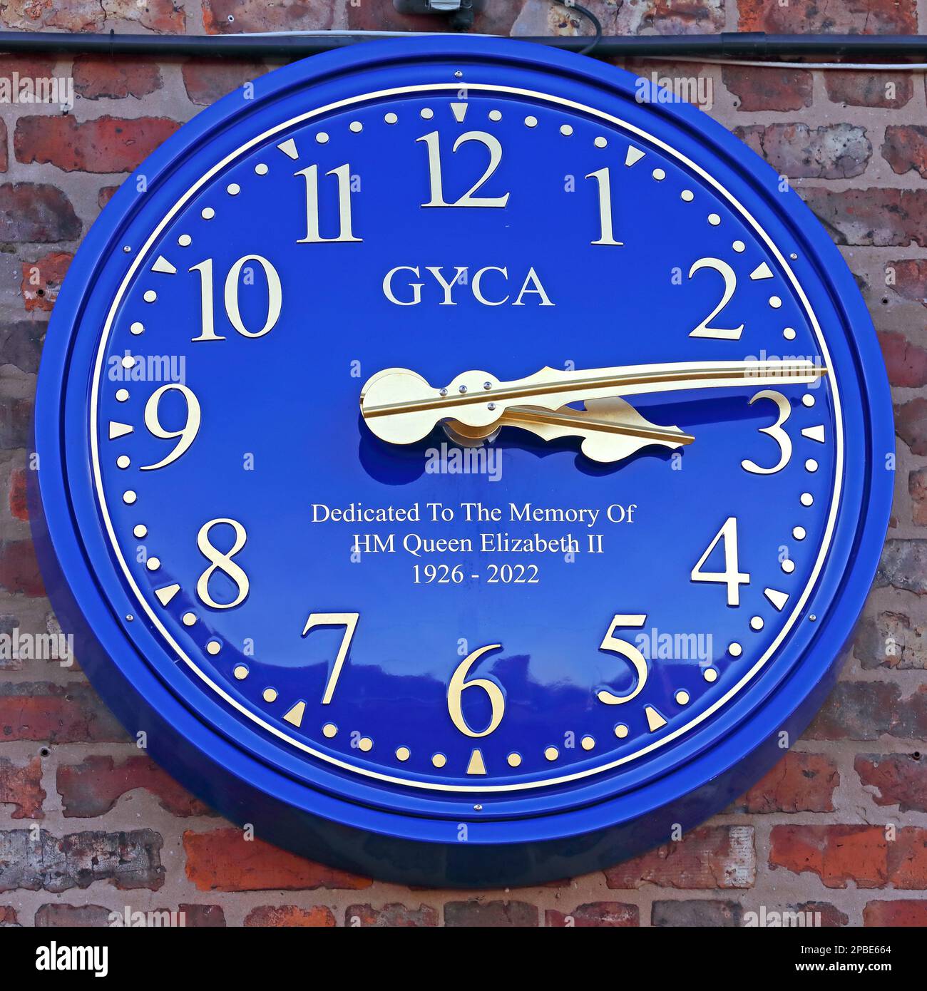 Neue blaue Uhr bei der GYCA, Grappenhall Youth and Community Association, Bellhouse, Bellhouse Lane, Warrington, Cheshire, England, WA4 2Sg Stockfoto