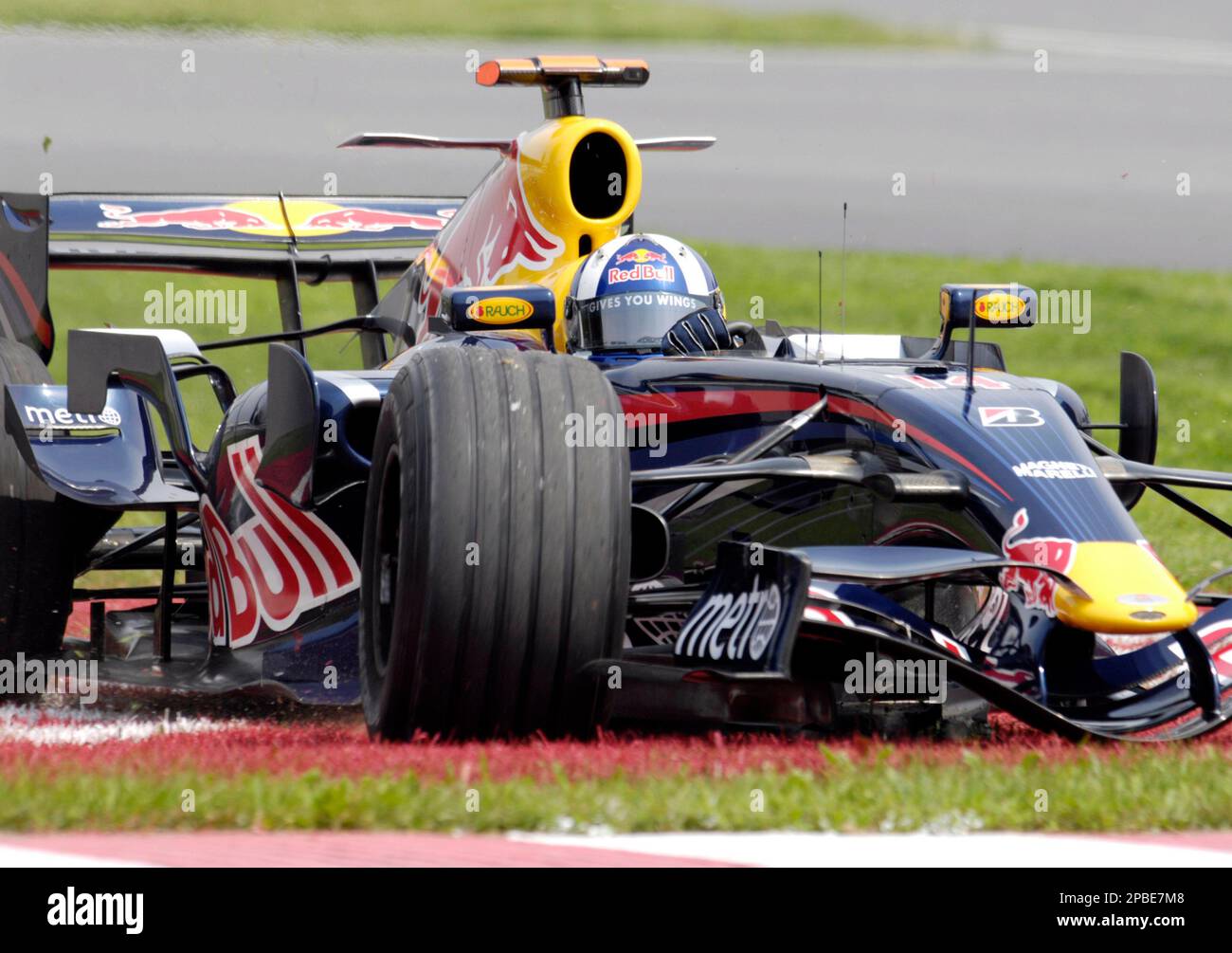 Red Bull Formula One driver David Coulthard, from Scotland, drives through the grass in the first turn during the morning practice session at Circuit Gilles Villeneuve in Montreal, Canada, Friday, June 8, 2007.(AP Photo/Peter McCabe,CP) Stockfoto