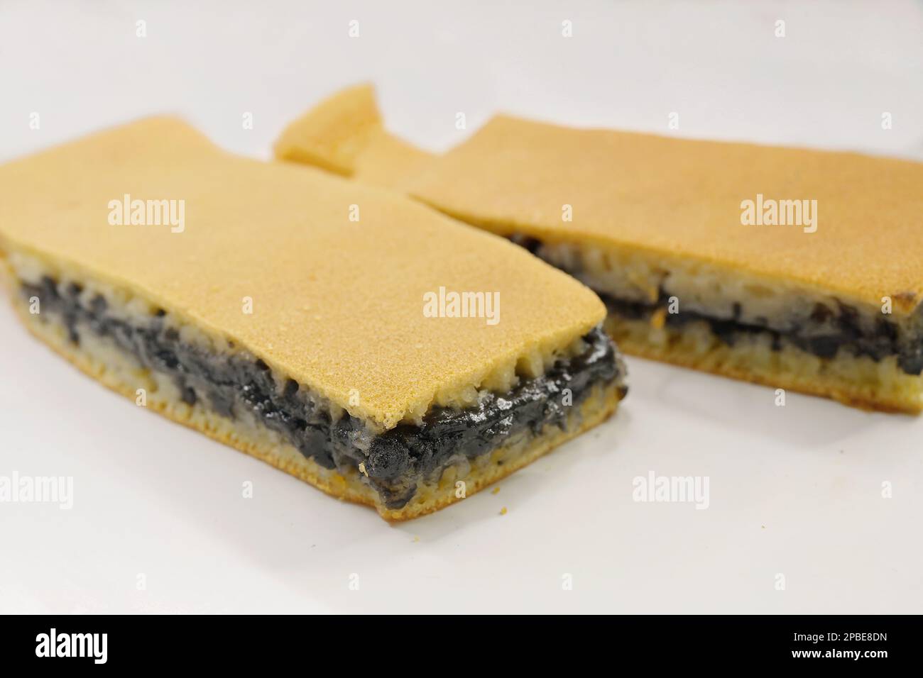 Chinesische Erdnuss-Pfannkuchen, Ban Chang Kueh, ein beliebtes Frühstück und Street Food in Südostasien, hier mit Sesampaste gefüllt Stockfoto