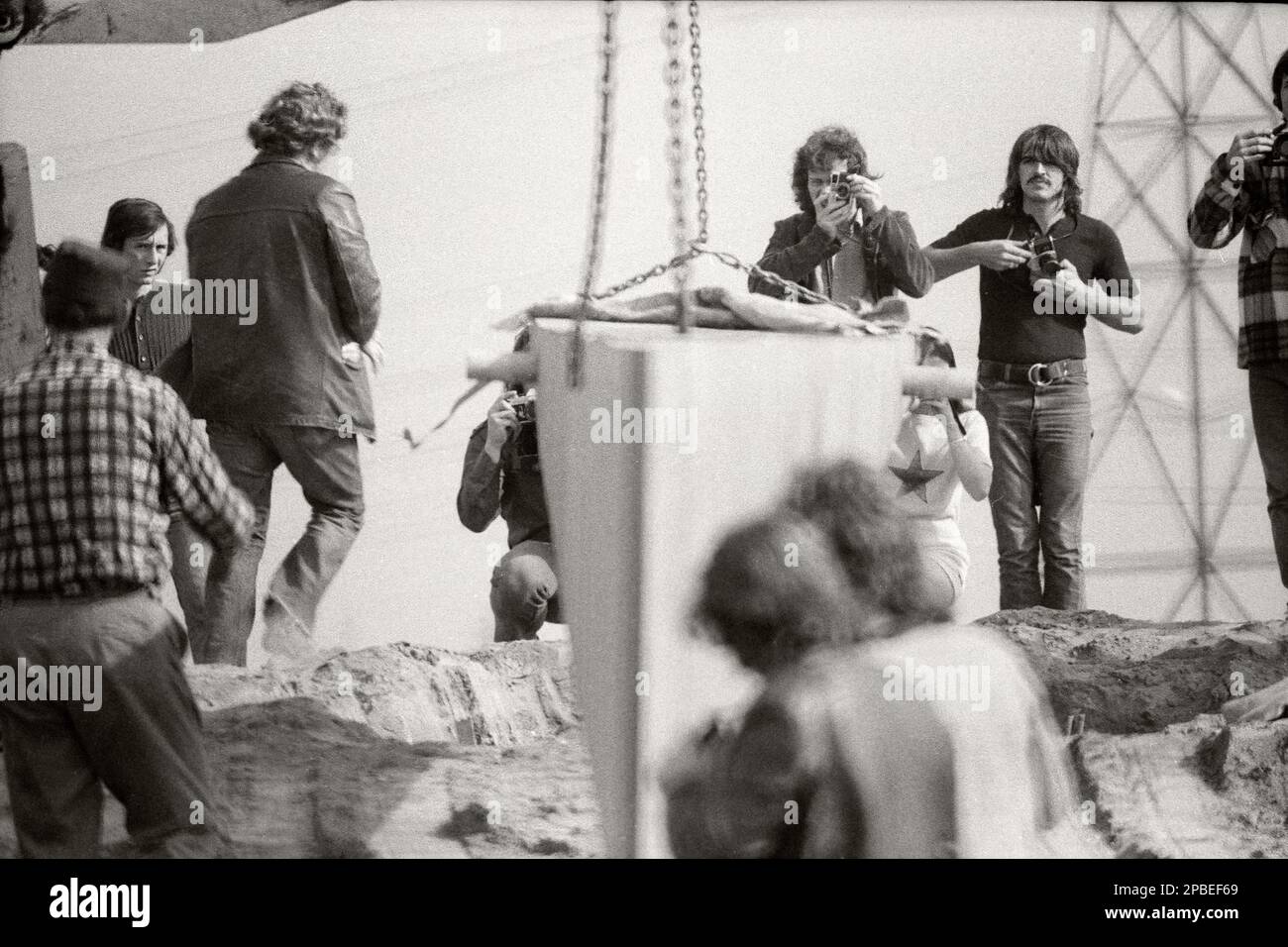 Fotografiestudenten fotografieren eine Baustelle für eine Klassenaufgabe. 1971 Stockfoto