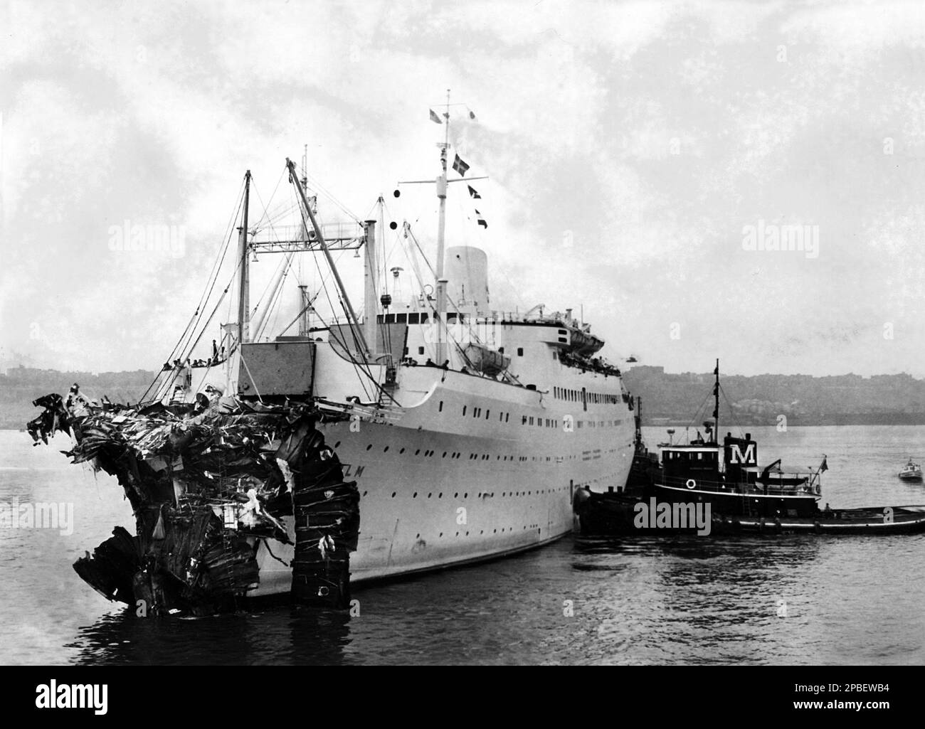 1956 : die SS Holm , nach dem Zusammenbruch mit der SS Andrea Doria . Die Andrea Doria war ein Ozeandampfer für die italienische Linie (Societa' di Navigazione Italia), die in Genua, Italien, angetrieben wurde. Benannt nach dem Genoesischen Admiral Andrea Doria aus dem 16. Jahrhundert. Am 16. Juni 1951 startete das Schiff am 14. Januar 1953 auf Jungfernfahrt. Am 25. Juli 1956, als die Andrea Doria vor der Küste von Nantucket, Massachusetts, nach New York City segelte, kollidierte sie mit dem nach Osten gerichteten SS-Holm der Schwedisch-amerikanischen Linie, was eine der berühmtesten Schiffskatastrophen der Geschichte werden sollte. Getroffen Stockfoto