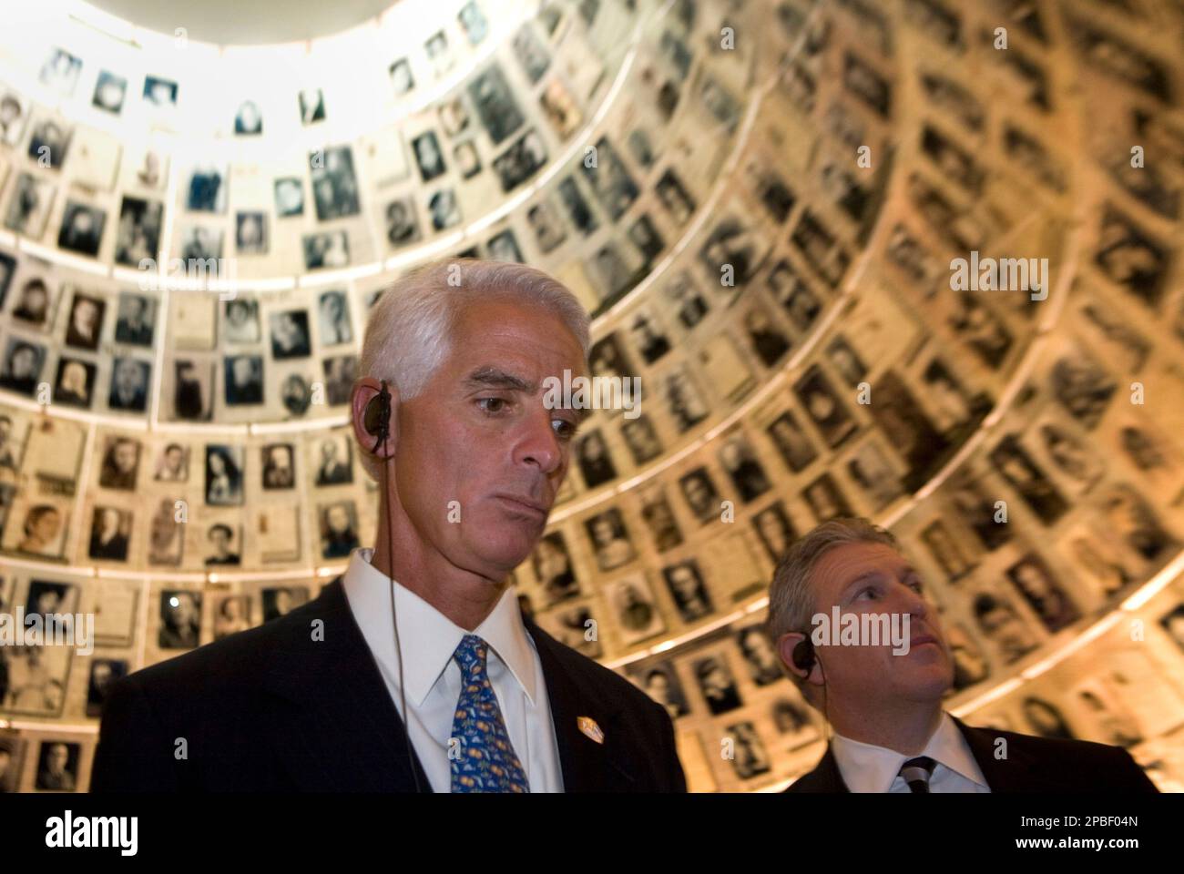 Florida governor Charlie Crist, next to U.S. Rep. Robert Wexler, looks at photographs of Jews who were killed in the Nazi Holocaust during a visit to the Hall of Names at the Yad Vashem Holocaust Memorial in Jerusalem, Friday, June 1, 2007. (AP Photo/Yoav Galai) Stockfoto