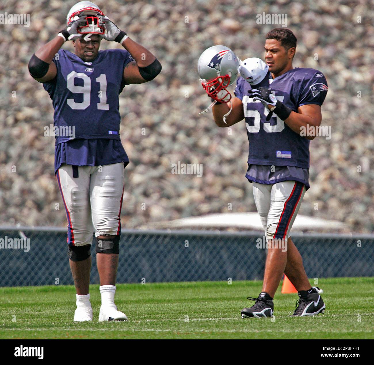 New England Patriots defensive end Marquise Hill (91) and linebacker Junior Hill (55) put their helmets on as practice begins in this Sept. 9, 2006 file photo in Foxborough, Mass. Hill, 24, drowned in a Memorial Day weekend jet ski accident on Louisiana's Lake Pontchartrain. (AP Photo/Stephan Savoia) Stockfoto