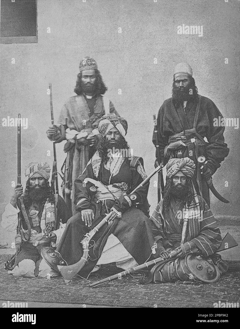 Ein Brahui Sardar (Häuptling) unter seinen Männern, im Tal von Kalat. Stockfoto