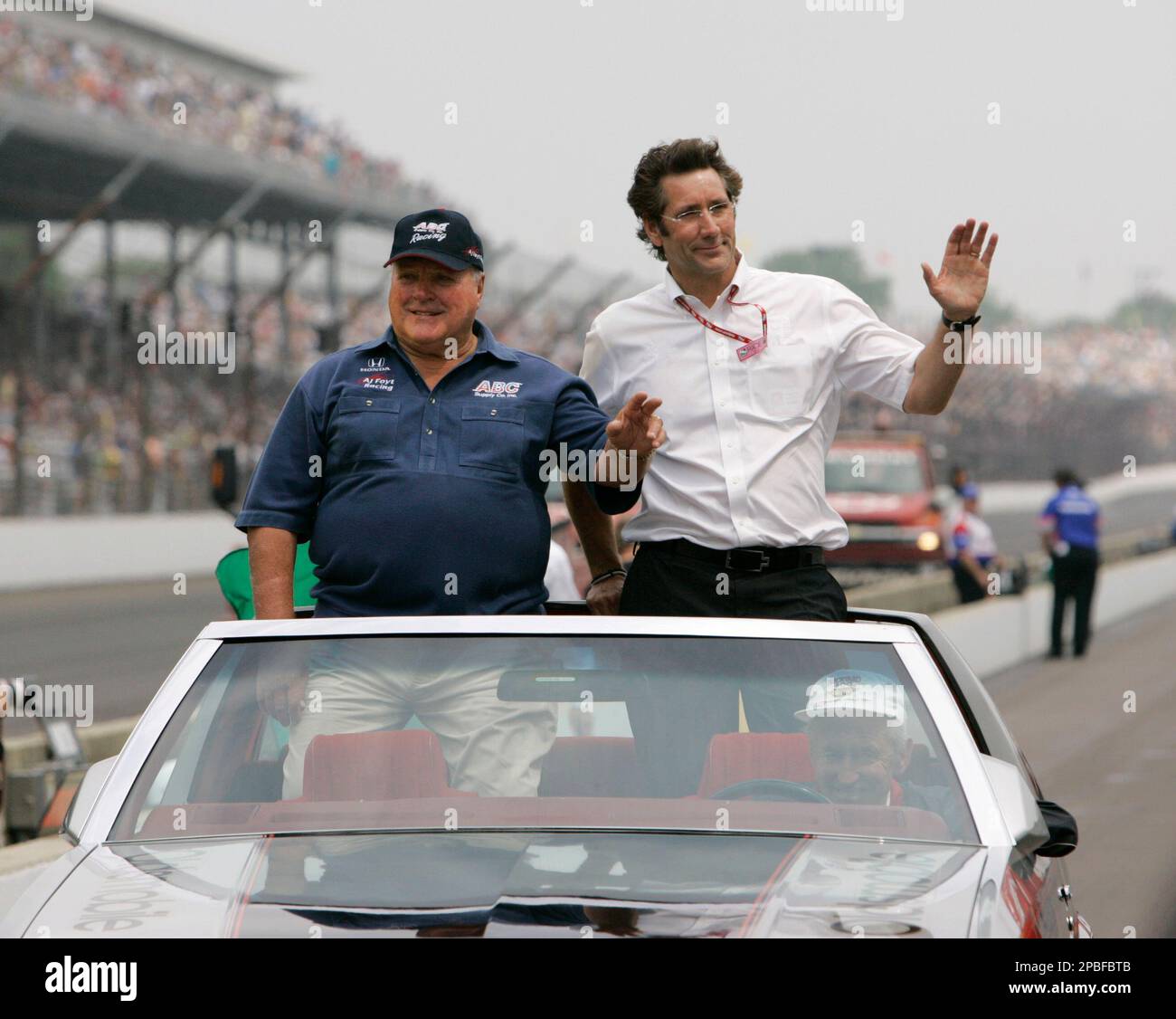 Four-time Indianapolis 500 winner A.J. Foyt Jr., left, and Tony George, CEO of the Indianapolis Motor Speedway, wave from a car during a parade before the auto race in Indianapolis, Sunday, May 27, 2007. (AP Photo/Rob Carr) Stockfoto