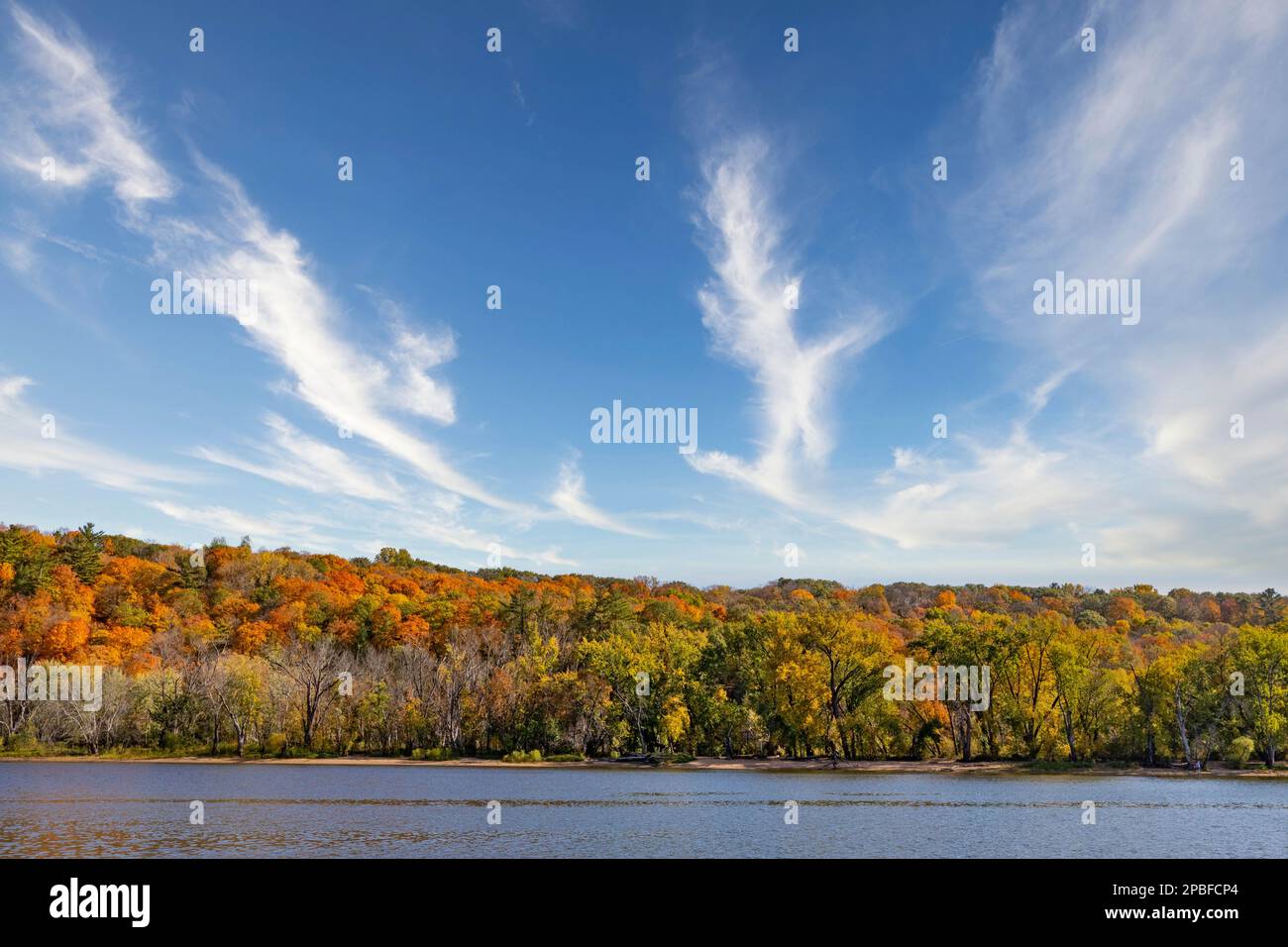 Wunderschöne Herbstfarben entlang des Saint Croix River in Wisconsin und Minnesota in der Nähe der historischen Stadt Stillwater Minnesota Stockfoto