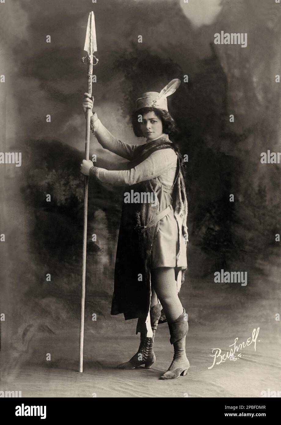 1910 , New York , USA : die amerikanische Theaterdarstellerin MAUDE ADAMS ( 1972 - 1953 ) as ROSALIND , Portrait von Bushnell Photo., co , San Francisco , produziert von Charles Frohman . Während der Titel „Beste Schauspielerin ihres Tages“ fast unbestreitbar Ethel Barrymore gehört, war Maude Adams zweifellos ihre beliebteste und erfolgreichste. Für ihre unzähligen liebenden Fans war sie am besten als einfach „Maudie“ bekannt. Sein berühmtester für ihre Rolle: Peter Pan von J. M. Barrie - attrice - TEATRO - THEATER - DIVA - DIVINA - BROADWAY - BELLE EPOQUE - Hut - cappello - Federn - Piume - Piuma - Stockfoto