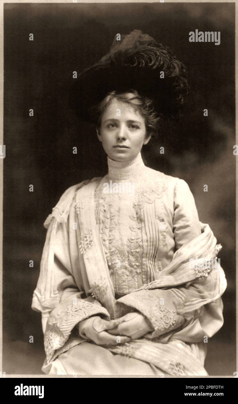 1895 Ca , New York , USA : die amerikanische Theaterdarstellerin MAUDE ADAMS ( 1972 - 1953 ). Während der Titel „Beste Schauspielerin ihres Tages“ fast unbestreitbar Ethel Barrymore gehört, war Maude Adams zweifellos ihre beliebteste und erfolgreichste. Für ihre unzähligen liebenden Fans war sie am besten als einfach „Maudie“ bekannt. Seine bekannteste Rolle, Peter Pan von J. M. Barrie - attrice - TEATRO - THEATER - DIVA - DIVINA - BROADWAY - BELLE EPOQUE - Hut - cappello - Federn - Piume - Piuma - pizzo - Spitze - MODE - MODA - Guanti - Handschuhe - BELLE EPOQUE --- Archivio GBB Stockfoto