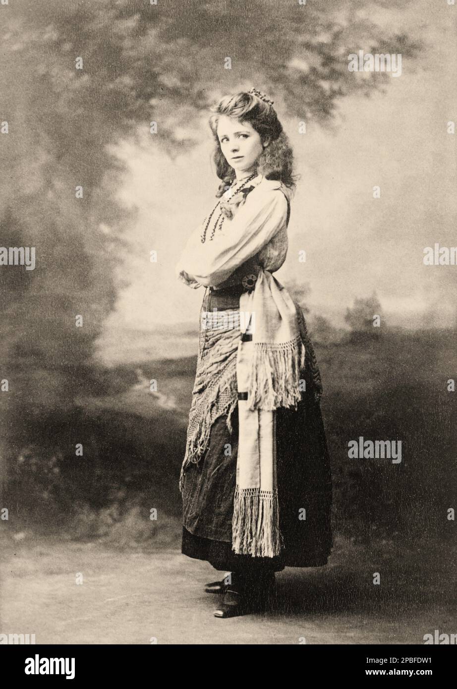 1898 Ca , New York , USA : die amerikanische Theaterdarstellerin MAUDE ADAMS ( 1972 - 1953 ). Während der Titel „Beste Schauspielerin ihres Tages“ fast unbestreitbar Ethel Barrymore gehört, war Maude Adams zweifellos ihre beliebteste und erfolgreichste. Für ihre unzähligen liebenden Fans war sie am besten als einfach „Maudie“ bekannt. Sein berühmtester Name ist Peter Pan von J. M. Barrie - attrice - TEATRO - THEATER - DIVA - DIVINA - BROADWAY - BELLE EPOQUE - collana - Halskette - BELLE EPOQUE --- Archivio GBB Stockfoto
