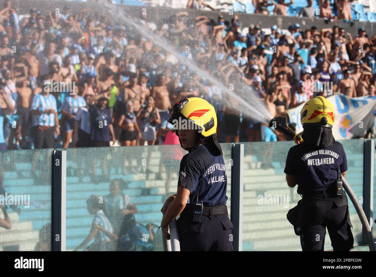 Avellaneda, Argentinien, 12, März 2023. Feuerwehrleute werfen Wasser auf die Bewohner des Rennclubs, weil es während des Spiels zwischen dem Rennclub und dem Club Atletico Sarmiento, Spiel 7, Profifußballliga Argentinien 2023 (Liga Profesional de Futbol 2023 - Torneo Binance) sehr heiß war. Kredit: Fabideciria. Stockfoto