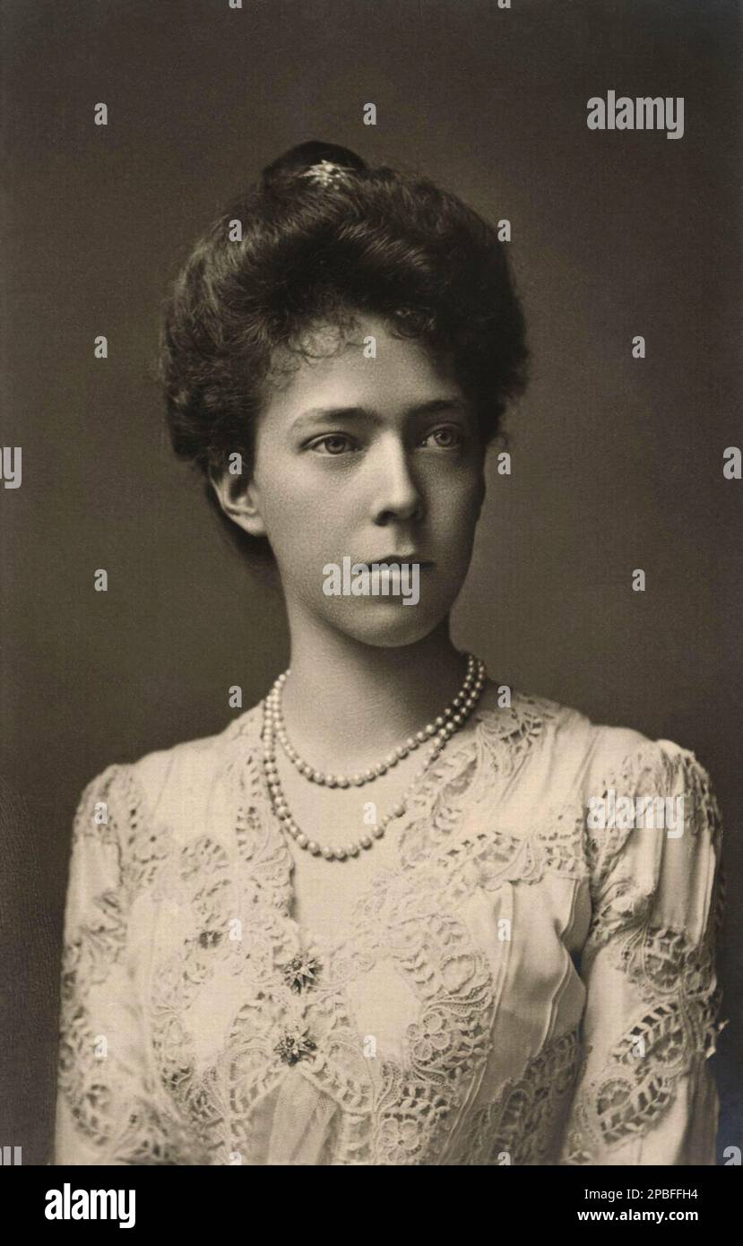 1900 Ca, Bruxelles , Belgien : Königin ELISABETH von Belgien ( geboren in der bayerischen Herzogin , 1876 - 1956 ) , verheiratet mit König LEOPOLD III der Belgier SACHSEN COBURG GOTHA ( 1901 - 1983 ) , Mutter der letzten Königin von Italien im Jahr 1946 Marie José von Savoia . Foto: Friedrich Muller , München , Baviera - Haus BRABANT - BRABANTE - Maria - SAVOY - Royal - nobili - Nobiltà - BELGIO - Portrait - ritratto - BELLE EPOQUE - Halskette - Perlen - collana di perle - Bijoux - gioiello - gioielli - Schmuck - Juwelen - pizzo - Spitze - Kreide - Archivio GBB Stockfoto