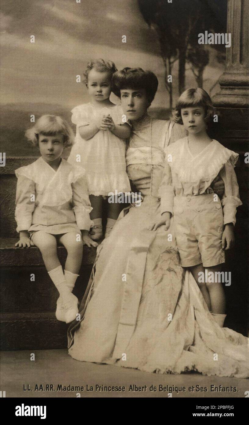 Ca. 1908 , Chateau de Stuyvenberg , Brüssel , Belgien : die belgische Prinzessin Marie José von BELGIEN ( 1906 - 2001 ) , die künftige letzte Königin Italiens im Jahr 1946 , verheiratet im Jahr 1930 mit dem italienischen Prinzen von Piemont UMBERTO II di SAVOIA ( 1904 - 1983 ). Auf diesem Foto mit ihrer Mutter die KÖNIGIN ELISABETH von Belgien ( BAYERISCHE Herzogin , 1876 - 1956 ) , verheiratet mit König Albert I. von Beligien ( 1875 - 1934 ) und seinen beiden Brüdern : Der zukünftige König LEOPOLD III ( 1901 - 1983 ) und der Prinz CHARLES Graf von Flandern ( 1903 - 1983 ). Leopold war der Vater des Königs der Belgier Baudoin ( 1930 - 1993 ). Fotopapier Stockfoto