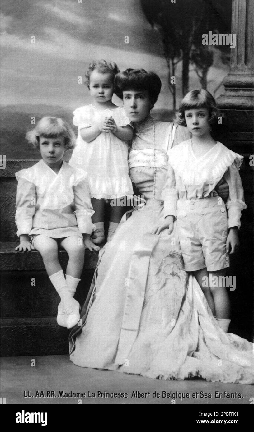 Ca. 1908 , Chateau de Stuyvenberg , Brüssel , Belgien : die belgische Prinzessin Marie José von BELGIEN ( 1906 - 2001 ) , die künftige letzte Königin Italiens im Jahr 1946 , verheiratet im Jahr 1930 mit dem italienischen Prinzen von Piemont UMBERTO II di SAVOIA ( 1904 - 1983 ). Auf diesem Foto mit ihrer Mutter die KÖNIGIN ELISABETH von Belgien ( BAYERISCHE Herzogin , 1876 - 1956 ) , verheiratet mit König Albert I. von Beligien ( 1875 - 1934 ) und seinen beiden Brüdern : Der zukünftige König LEOPOLD III ( 1901 - 1983 ) und der Prinz CHARLES Graf von Flandern ( 1903 - 1983 ). Leopold war der Vater des Königs der Belgier Baudoin ( 1930 - 1993 ). Fotopapier Stockfoto