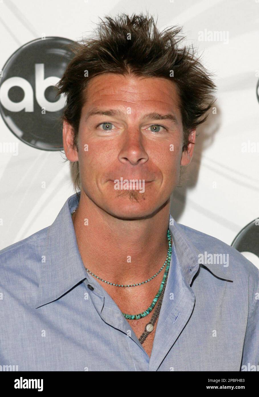 **FILE**Ty Pennington, star of "Extreme Makeover: Home Edition" poses on the red carpet on the arrival for ABC's 2007-2008 preview in New York, Tuesday, May 15, 2007. Pennington, 41, pleaded no contest Friday, May 25, 2007, in Los Angeles in a misdemeanor drunken driving case. (AP Photo/Seth Wenig) Stockfoto