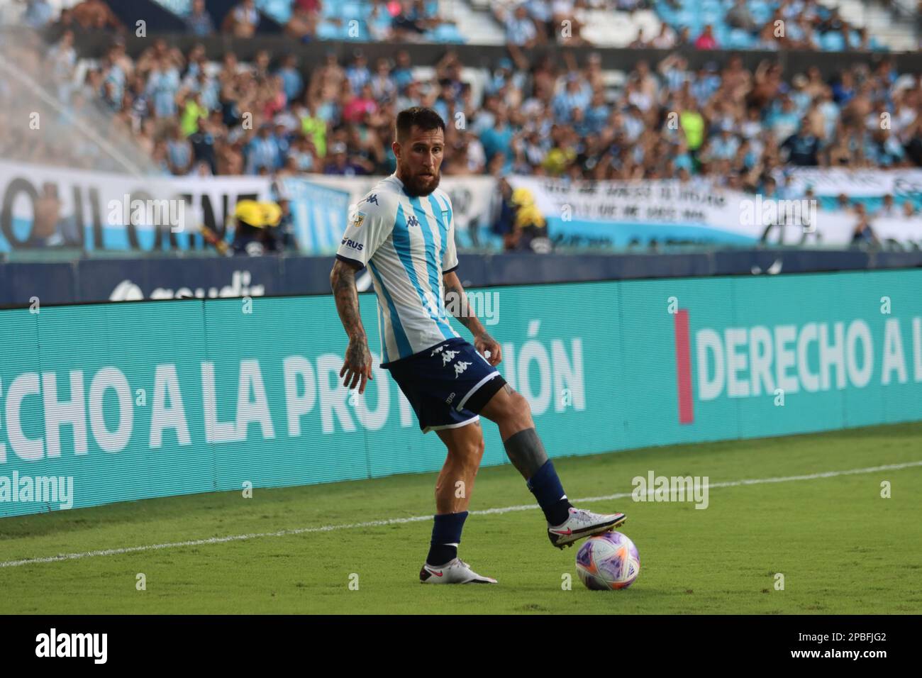 Avellaneda, Argentinien, 12, März 2023. Jonatan Gomez vom Racing Club in Aktion während des Spiels zwischen Racing Club und Club Atletico Sarmiento, Spiel 7, Professional Soccer League of Argentina 2023 (Liga Profesional de Futbol 2023 - Torneo Binance). Kredit: Fabideciria. Stockfoto